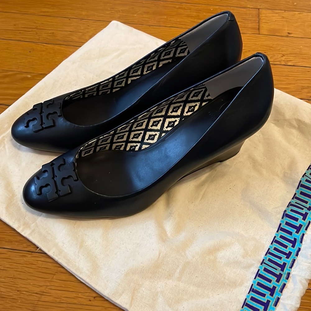 New with dust bag, Tory Burch Wedge, Navy, Size 8